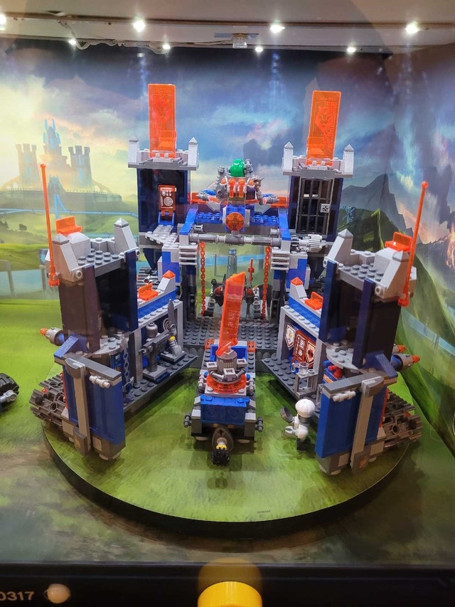 LEGO NEXO KNIGHTS 70317 Store Display with Working Lights - photo 4