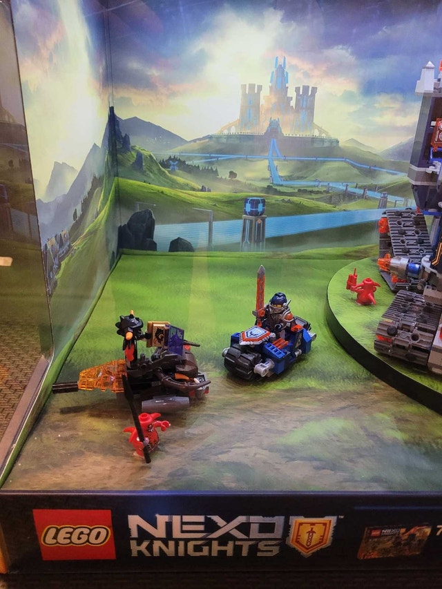 LEGO NEXO KNIGHTS 70317 Store Display with Working Lights - photo 5