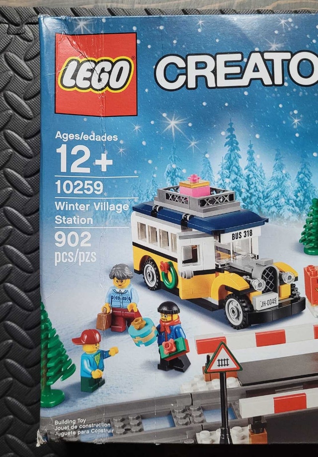 LEGO Creator Expert 10259 Winter Village Station, New & Sealed - photo 2