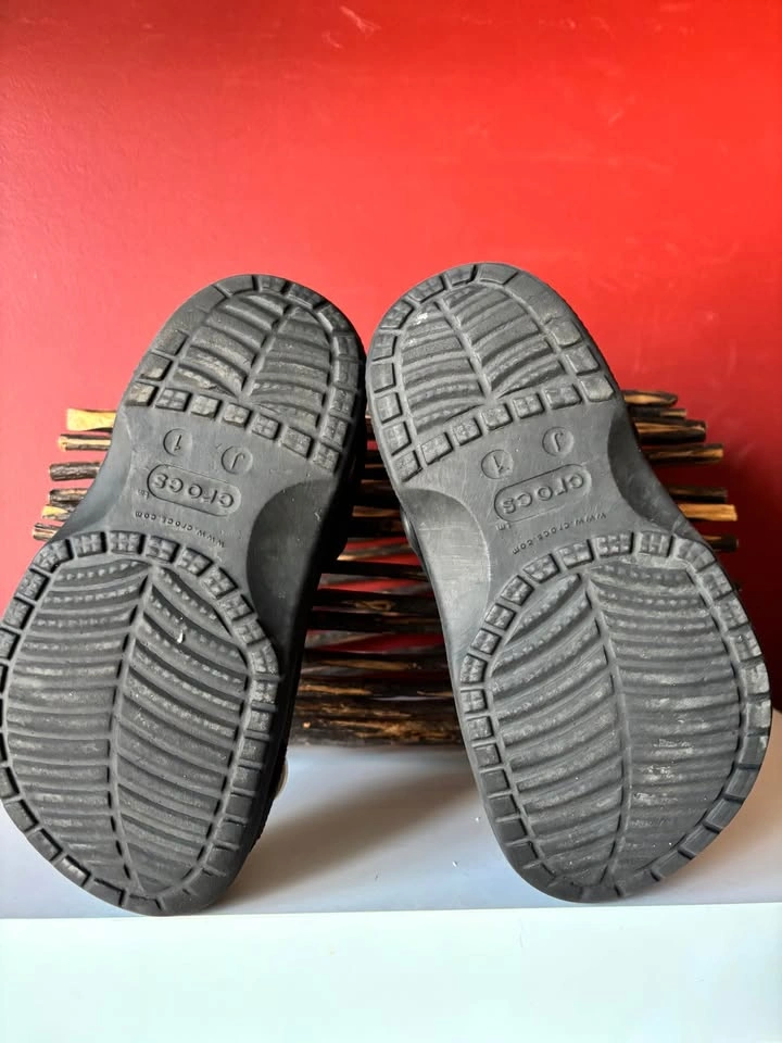 Black Crocs Clogs Size 1 with Oilers Jibbitz - photo 3