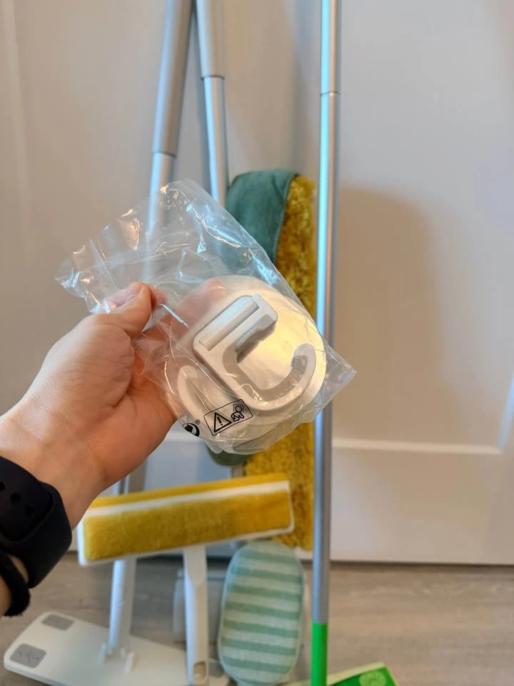 Moving out) Swiffer Mop & Cleaning Supplies - photo 3