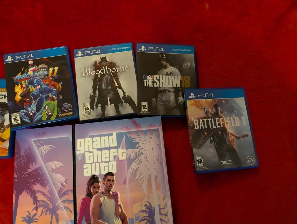 PS4 with GTA VI Custom Skin - 6 Games & 2 Controllers - photo 4