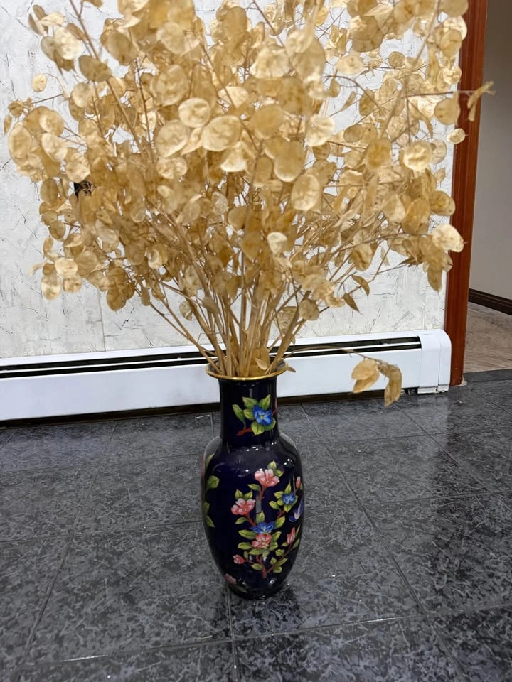 Cool blue floral vase with dried lunaria - photo 2