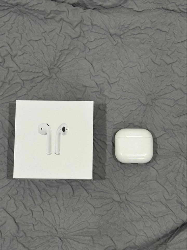 Apple AirPods (4th Gen) with Charging Case - photo 2
