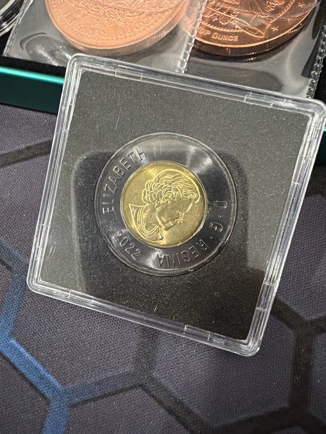 2022 Canadian Black Ring Toonie (Queen Elizabeth Tribute) Coin - photo 2