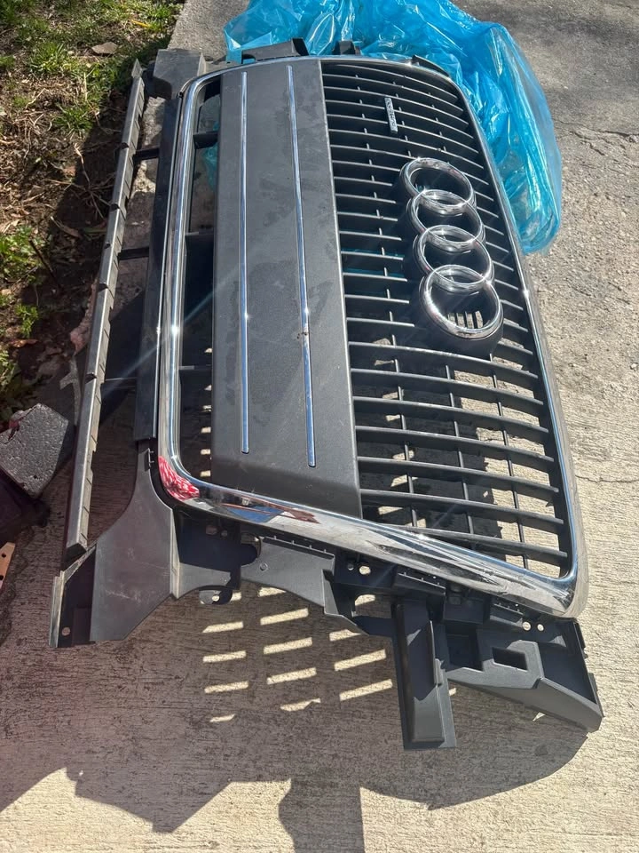 2012 Audi Q5 Front Bumper + Grille OEM - photo 2