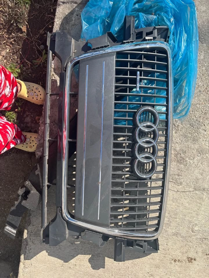 2012 Audi Q5 Front Bumper + Grille OEM - photo 3