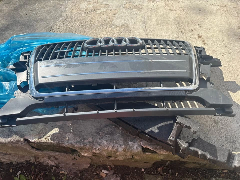 2012 Audi Q5 Front Bumper + Grille OEM - photo 4