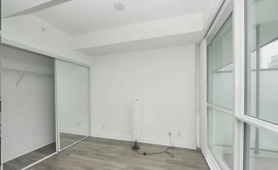 Downtown condo 1 Bed 1 Bath for Lease - Yonge & College - photo 3