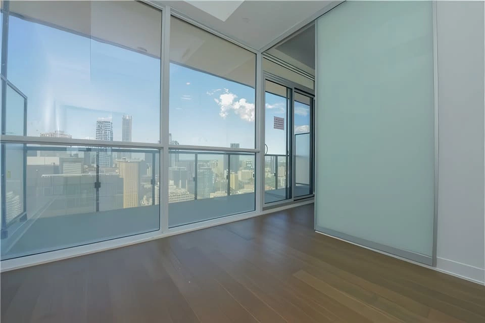 Downtown condo 1 Bed 1 Bath for Lease - Yonge & College - photo 5