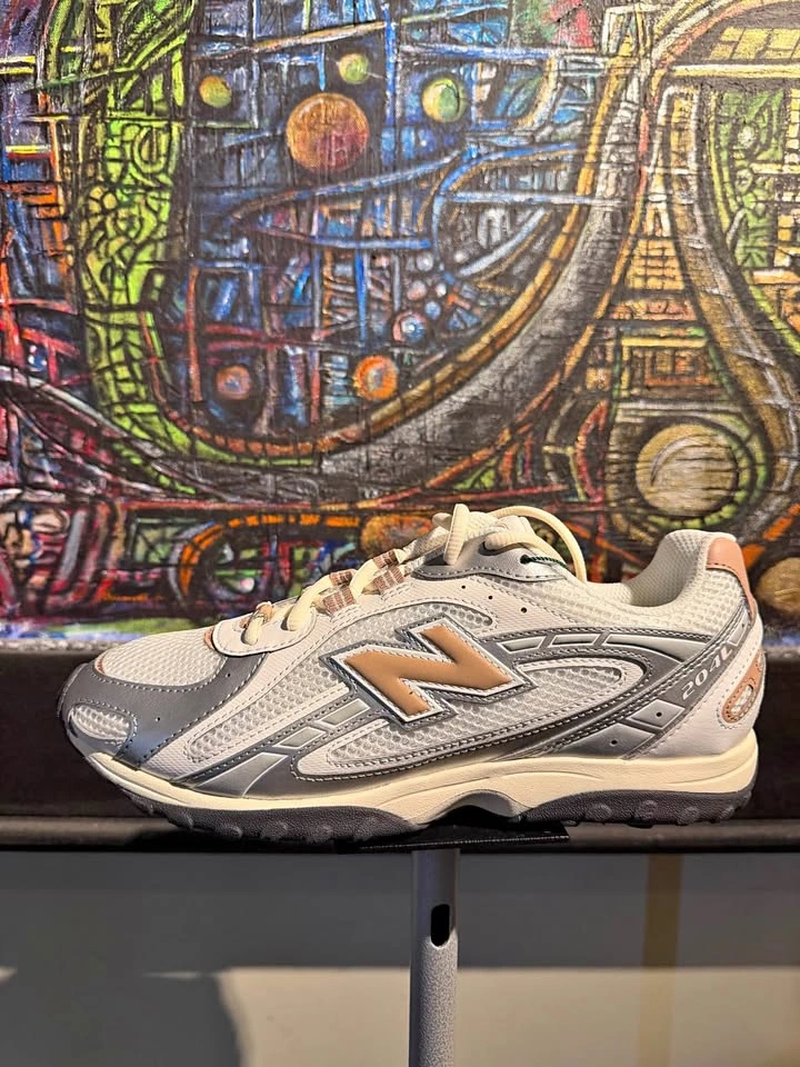 New Balance 204 L - Size 7 Men's / 8.5 Women's