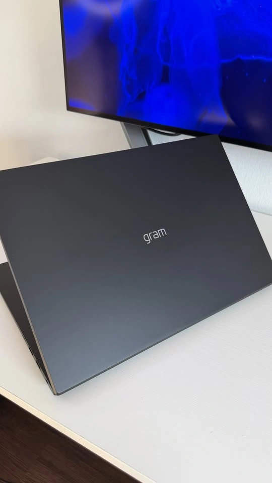 LG gram 17" Copilot+ PC Laptop | i9 | 32GB RAM | 2TB SSD | New - photo 2