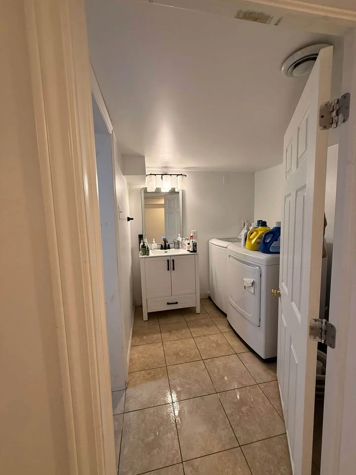 3 Beds 2 Baths - Apartment - photo 4