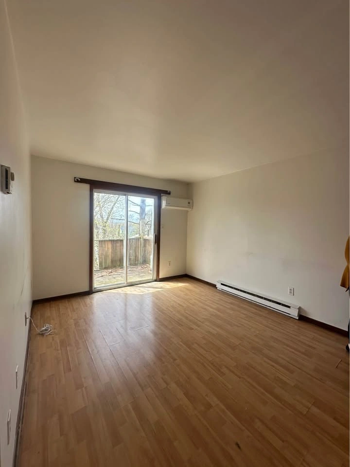 2 Beds 1 Bath - Apartment - photo 2