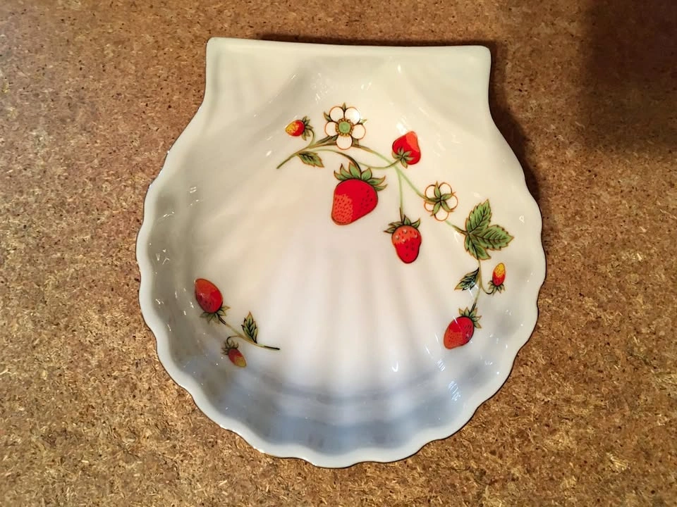 OTAGIRI SCALLOPED STRAWBERRY TRINKET DISH OMC JAPAN