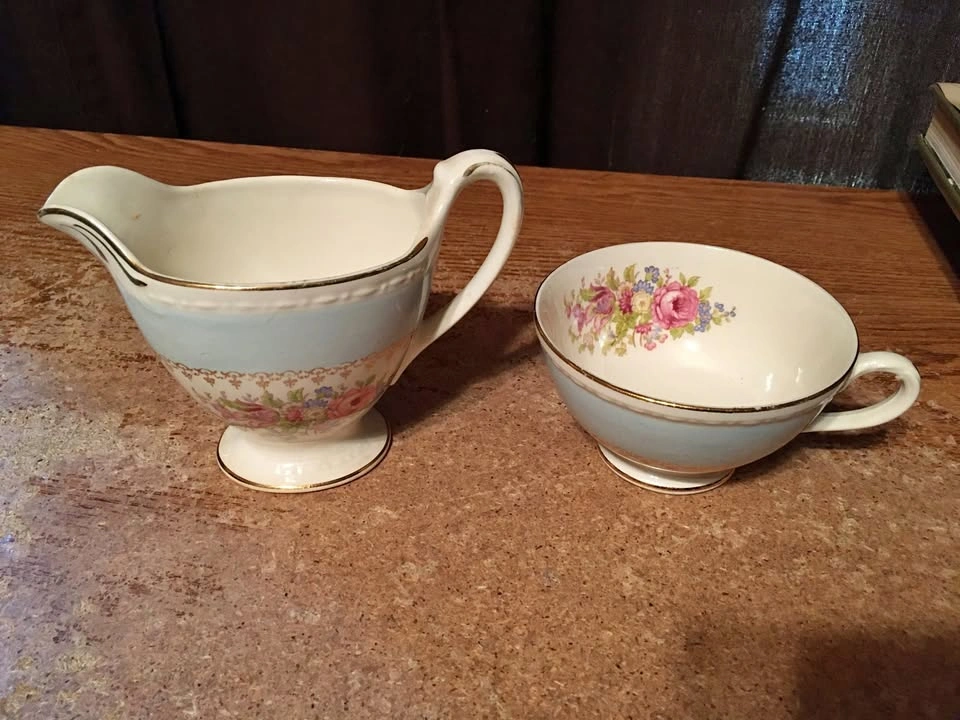 VINTAGE HOMER LAUGHLIN EGGSHELL GEORGIAN CREAMER & CUP