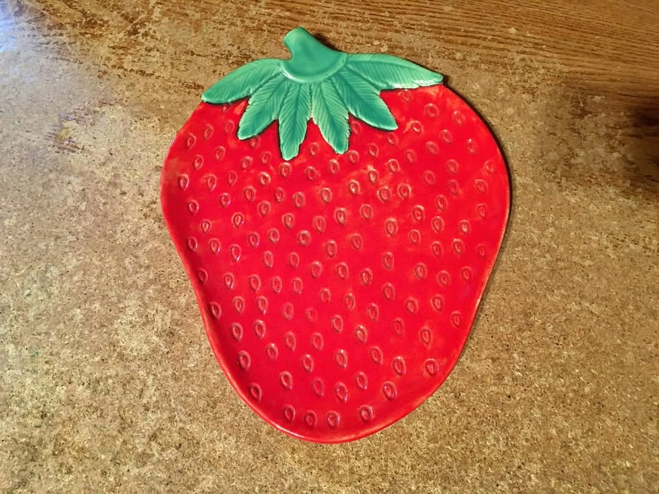 VINTAGE CERAMIC STRAWBERRY PLATTER 11.5" X 9"