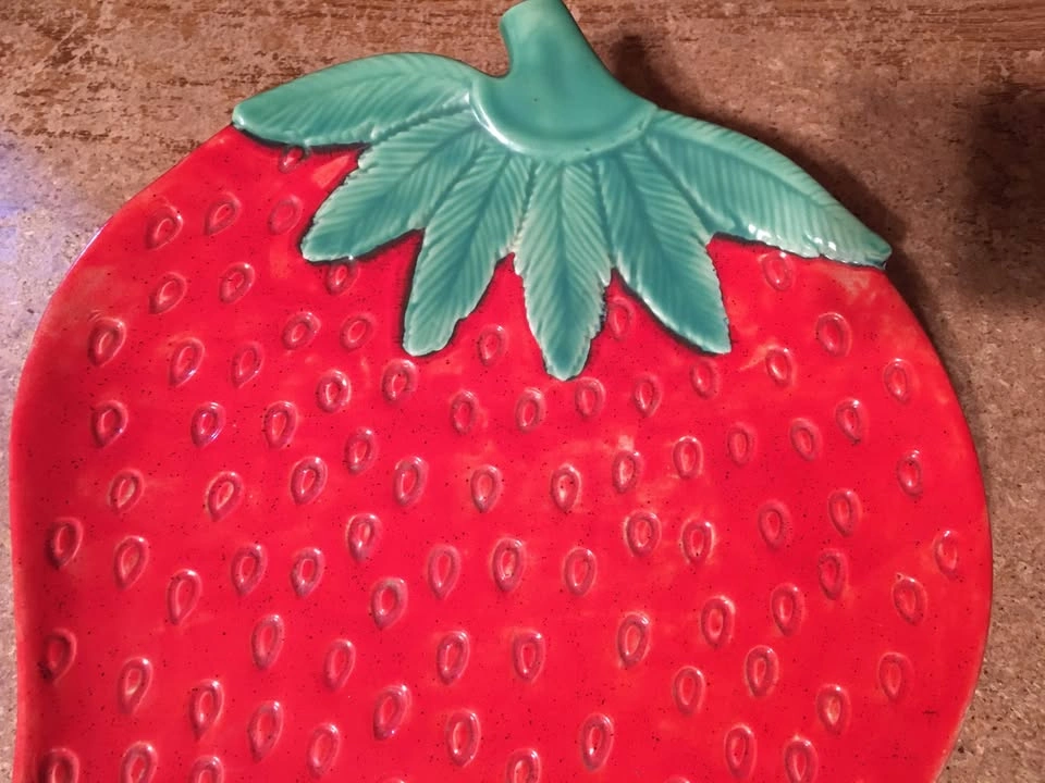 VINTAGE CERAMIC STRAWBERRY PLATTER 11.5" X 9" - photo 3