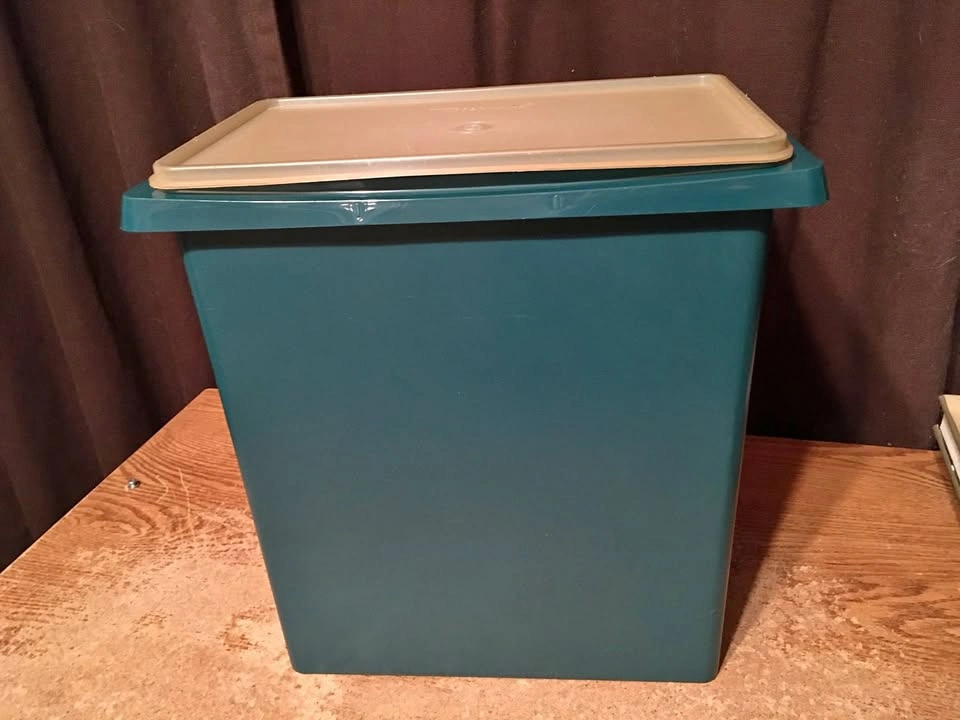Vintage Tupperware Green Trash Can w/ Lid (1430-3)