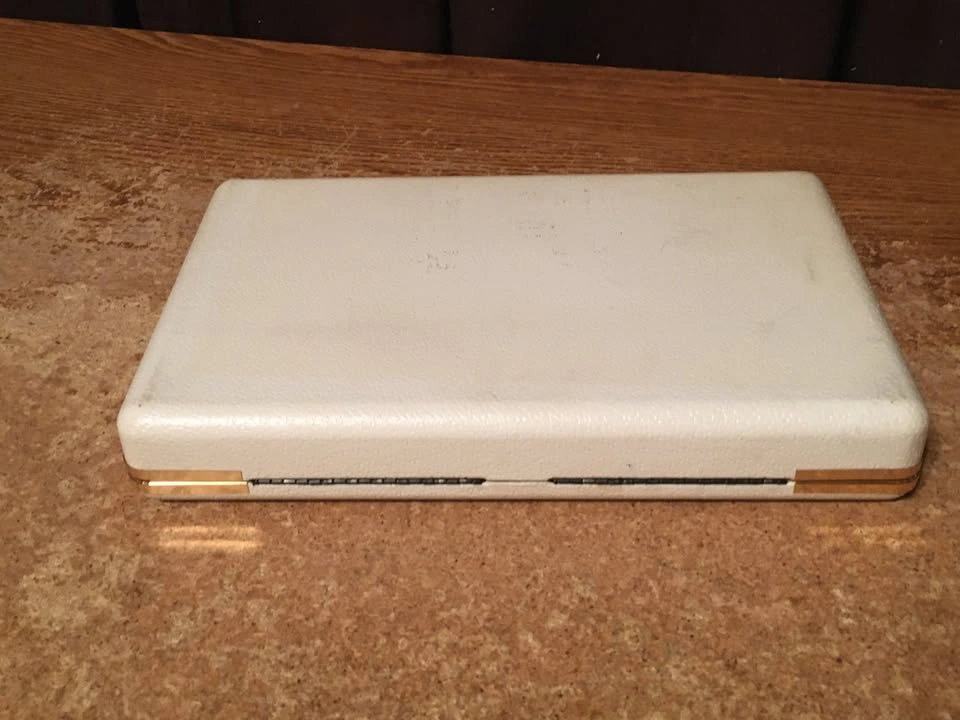 Vintage White & Green Fleur De Lis Travel Hard Case - photo 5