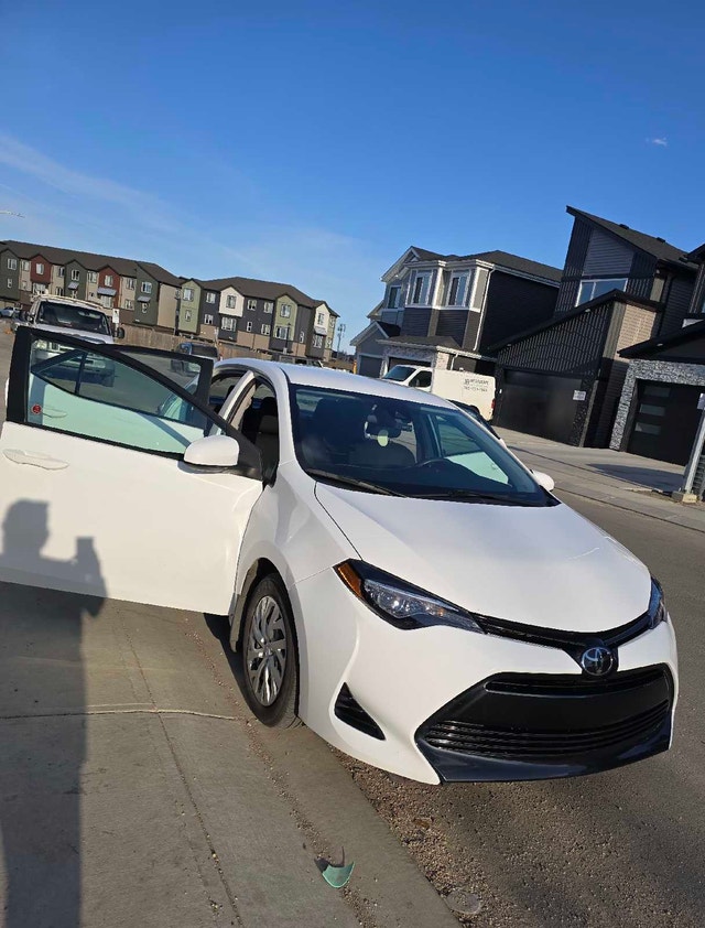 Used 2018 Toyota Corolla LE - photo 2