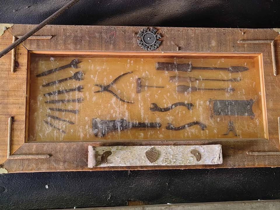 Shadow box with antique tools - photo 2