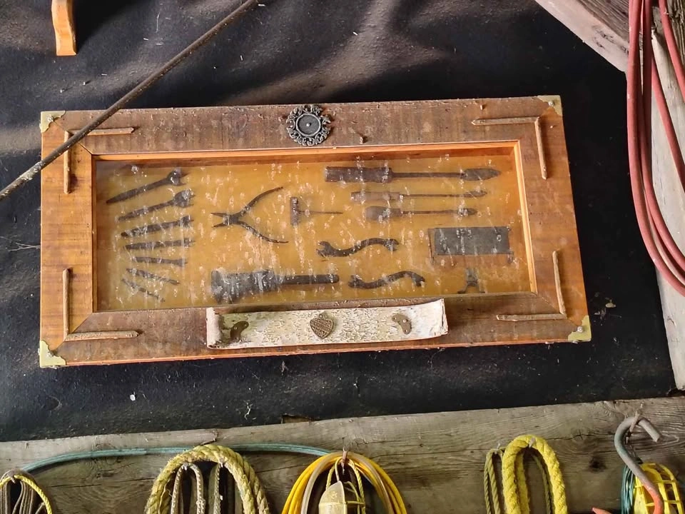 Shadow box with antique tools - photo 3