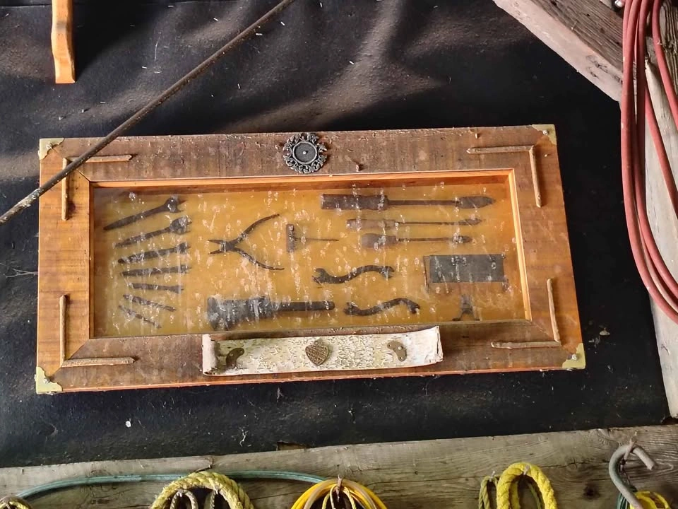 Shadow box with antique tools - photo 4
