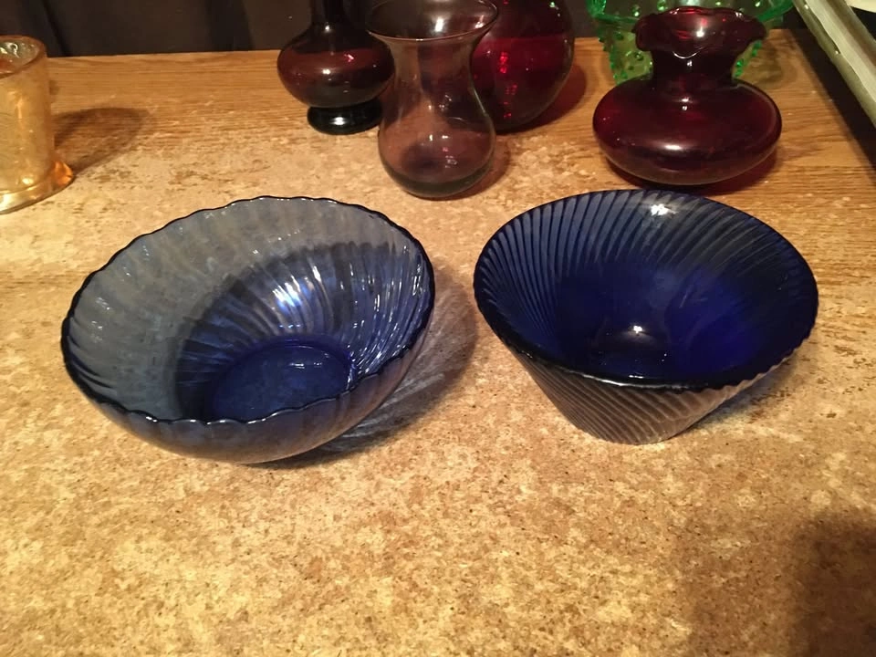 Lot of 12 Colored Glass Bowls, Vases & Plates - photo 2