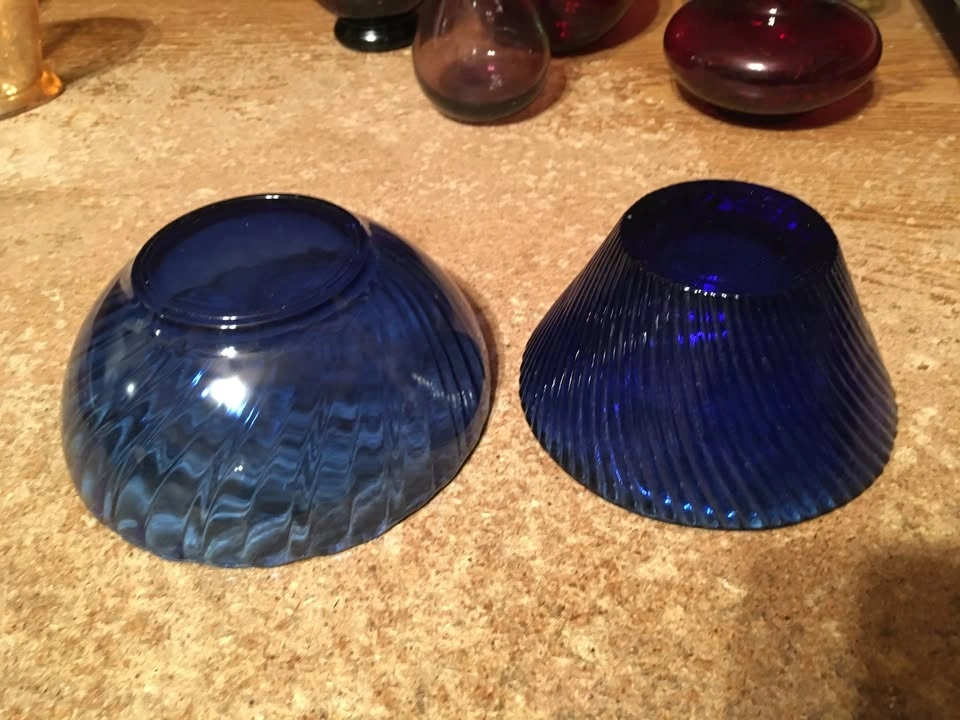 Lot of 12 Colored Glass Bowls, Vases & Plates - photo 3