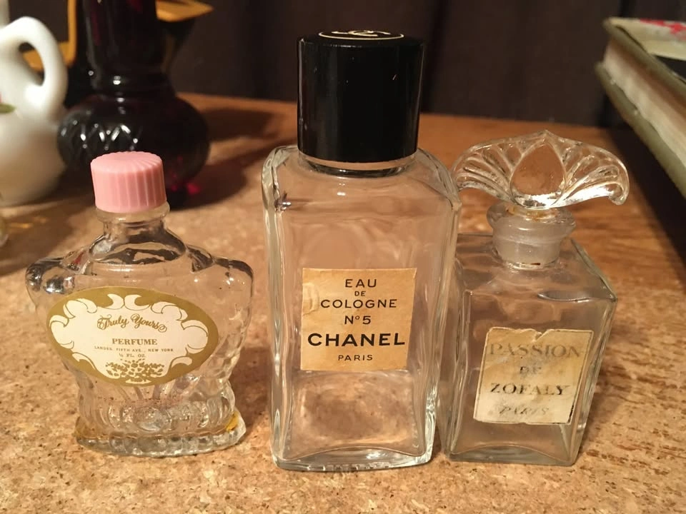 LOT OF 20+ AVON, ZOFALY, CHANEL PERFUME BOTTLES - photo 3