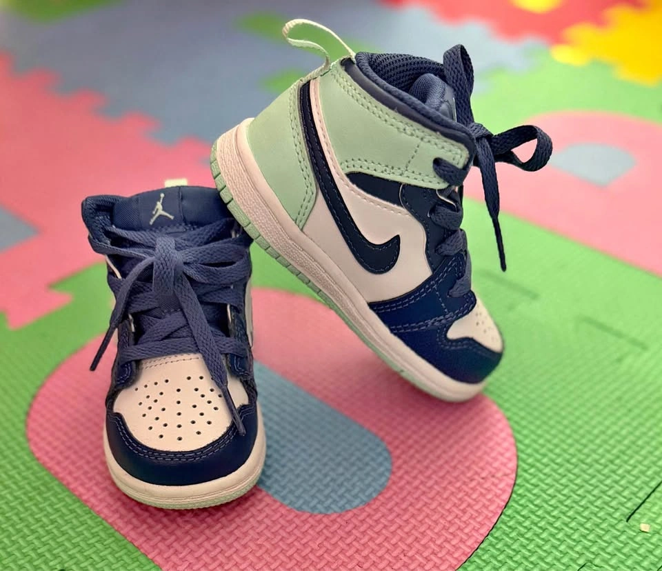 Air Jordan 1s Mid Top Size 5C