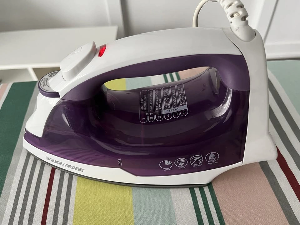 Black + Decker Iron & 54" Ironing Board - photo 5
