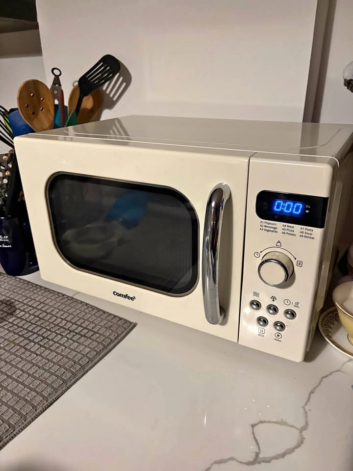 Comfee Cream Microwave
