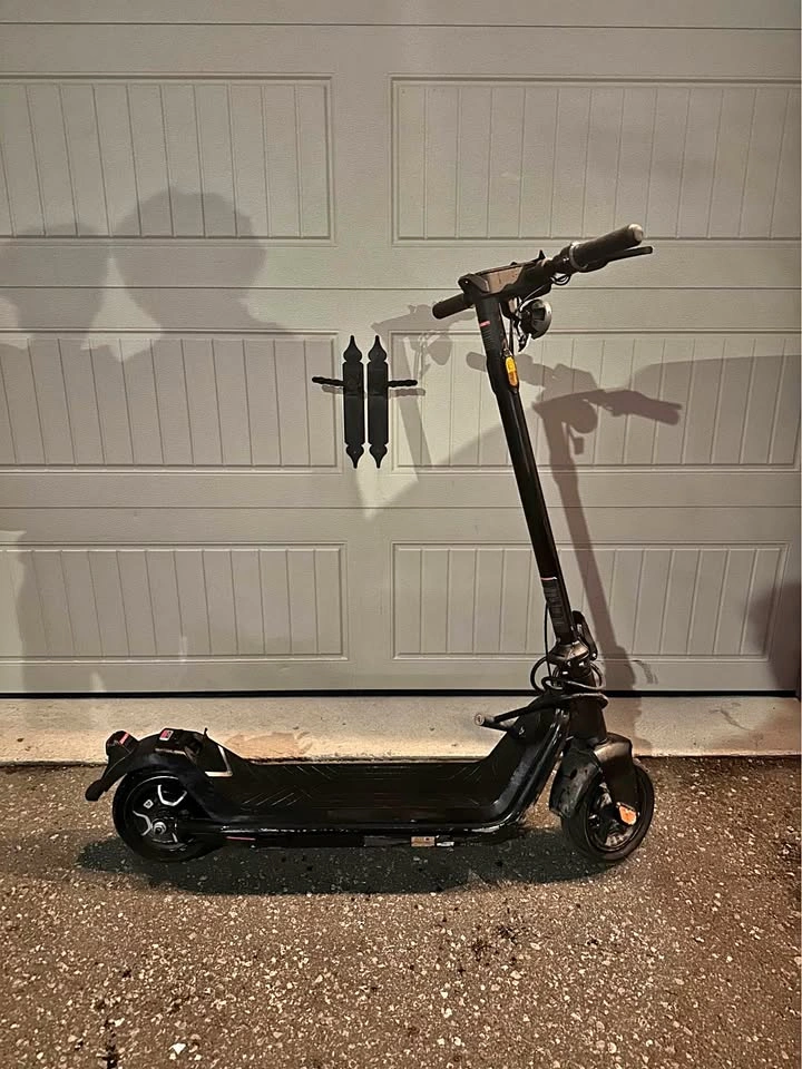 NIU KQi3 Pro Electric Scooter – Great Condition 🔥