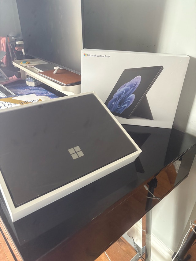 Microsoft Surface Pro 9 i5/16GB/256GB + Accessories + Box