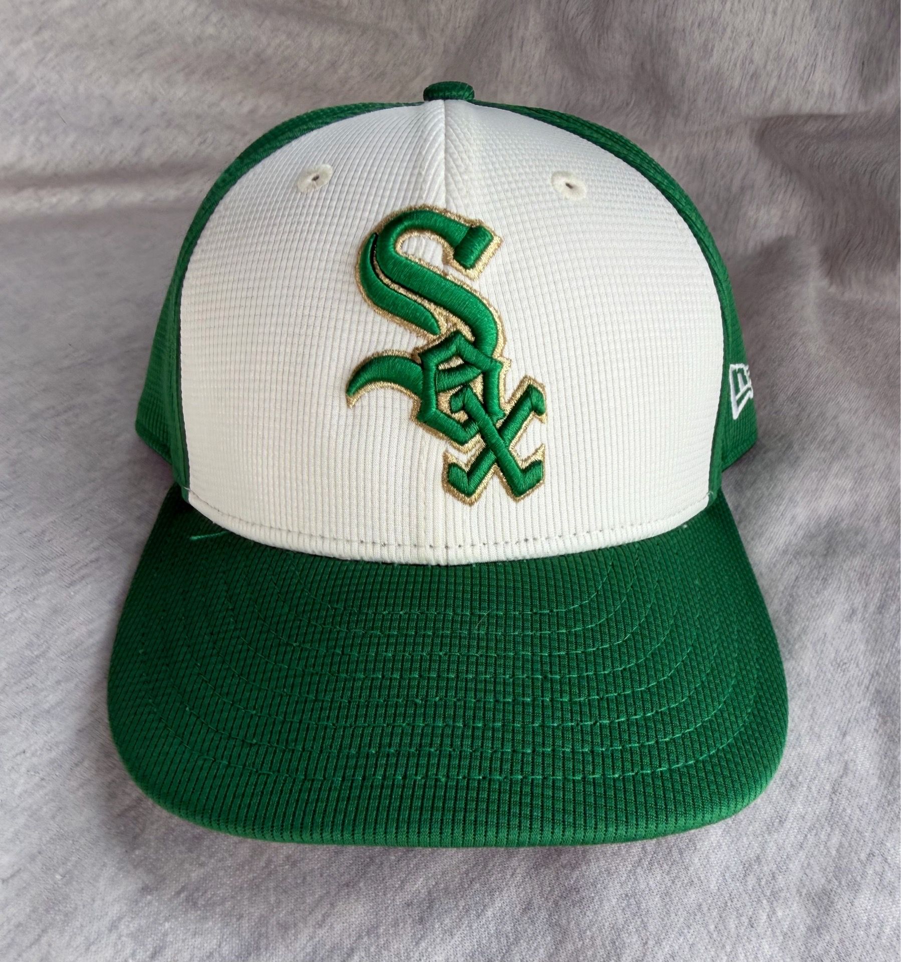 NWOT Chicago White Sox Green & White Gold Trim Fitted Hat $25