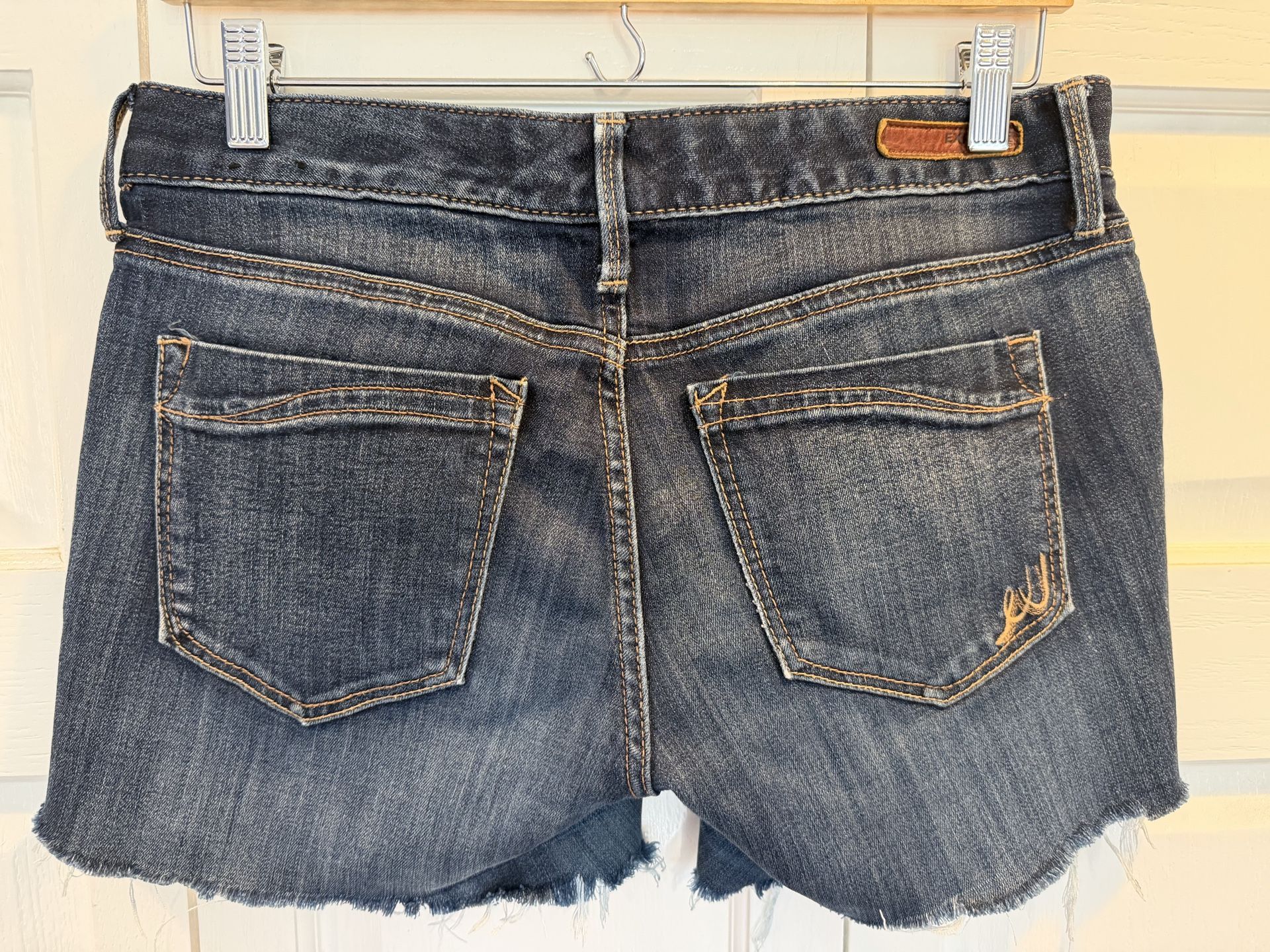 Like New Women’s Size 8 Express Skinny Low Rise Jean Shorts $8 - photo 4