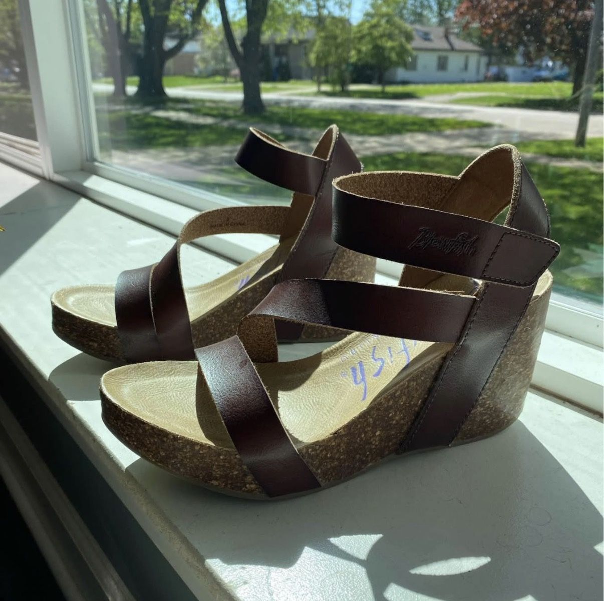 Like New Women’s Size 9 Leather Blowfish Wedge Sandal $25 - photo 2