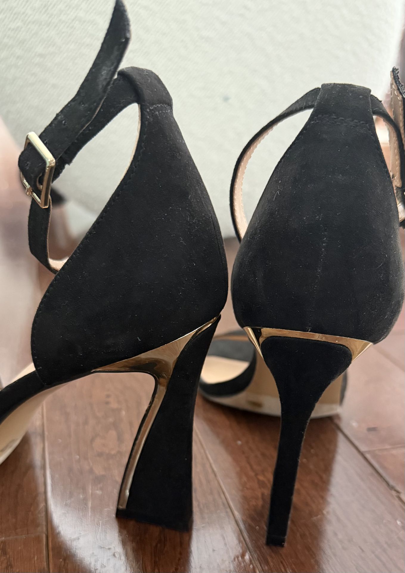 Like New JLO Black Suede Open Toe Heel with Gold Accent Size 9.5 - photo 4