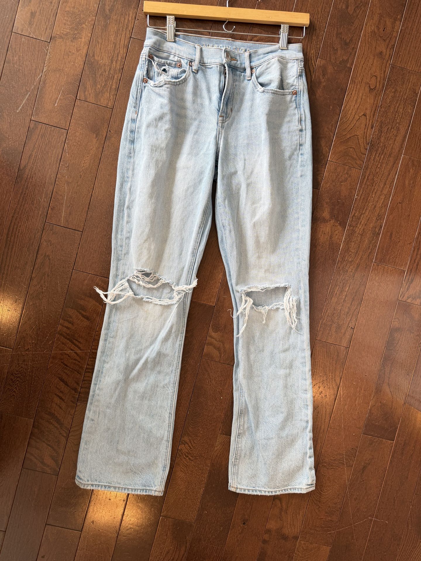 American Eagle Jeans Women’s Size 2 90s Straight Distressed Wash