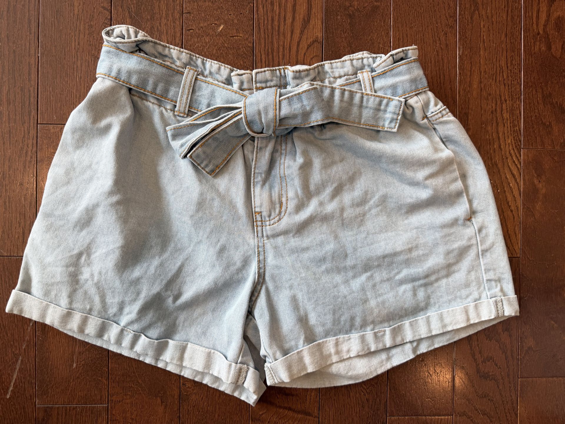 Juniors Size Medium Cuffed Jean Shorts with Belt $10