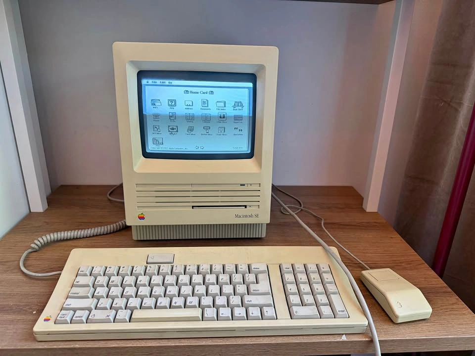 Vintage Apple Macintosh SE Bundle w/ Software & Manuals