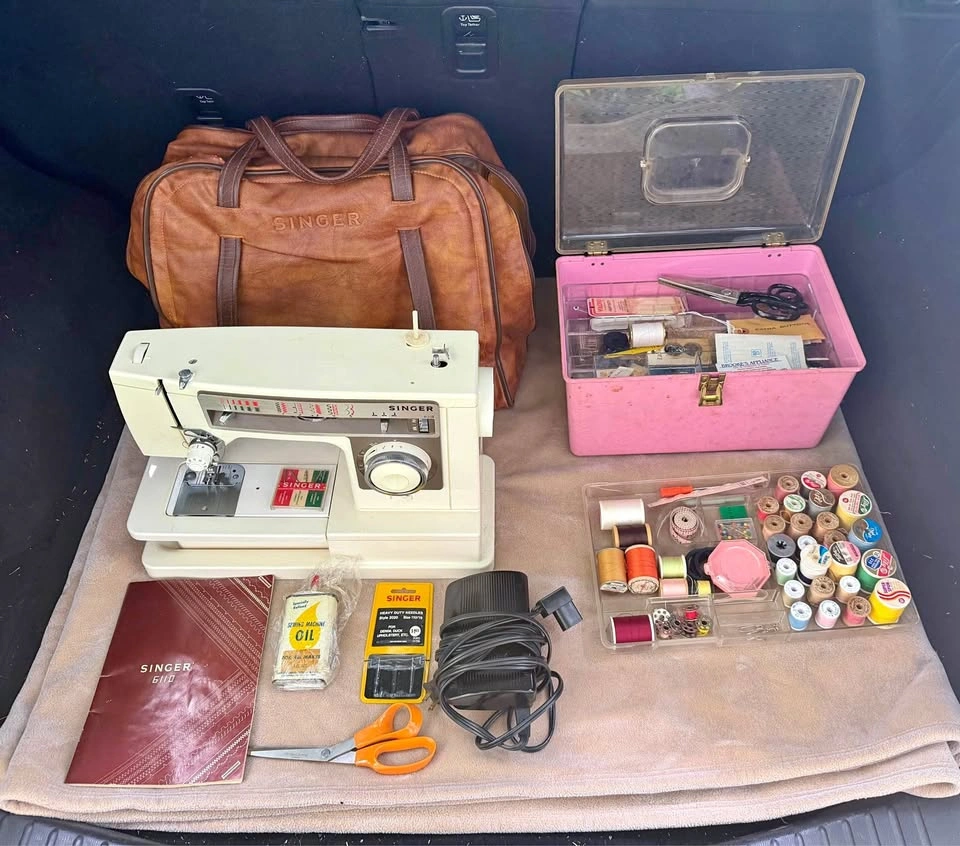 Vintage Singer Sewing Machine w/ Accessories & Attachments