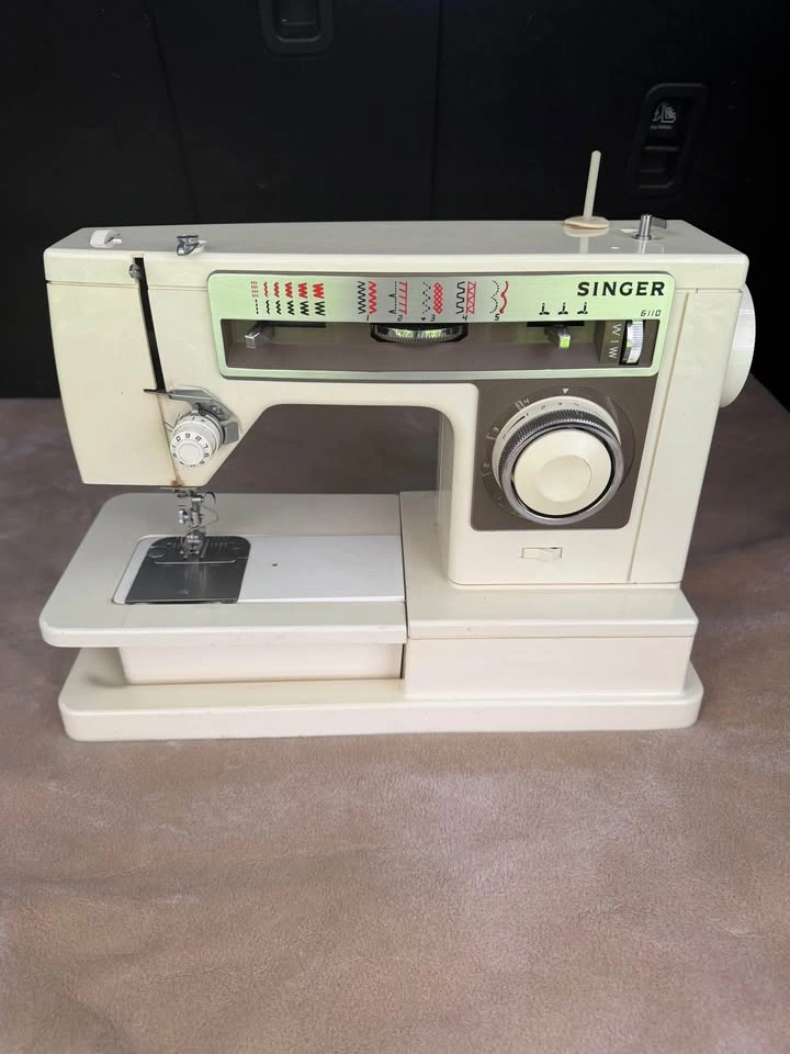 Vintage Singer Sewing Machine w/ Accessories & Attachments - photo 2