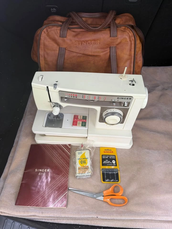 Vintage Singer Sewing Machine w/ Accessories & Attachments - photo 3