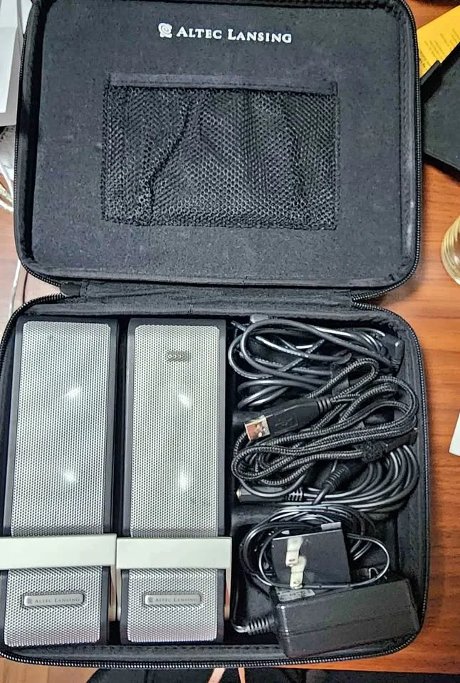 Altec Lansing XT2 Portable USB Speakers Complete with Case thumbnail