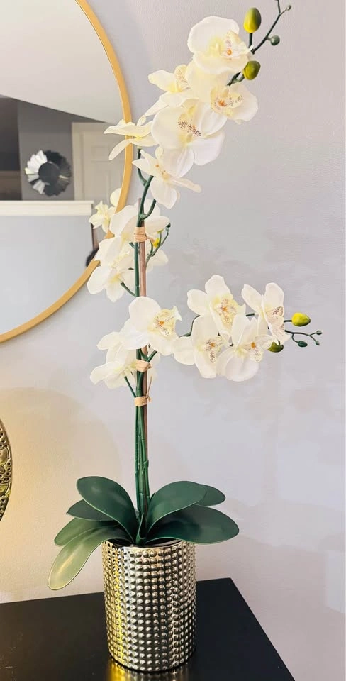 Console table, Gold mirror, table lamp and decor. For prices rea - photo 3