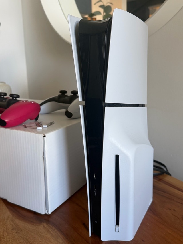 PS5 + 2 Controllers + Original Box - photo 2