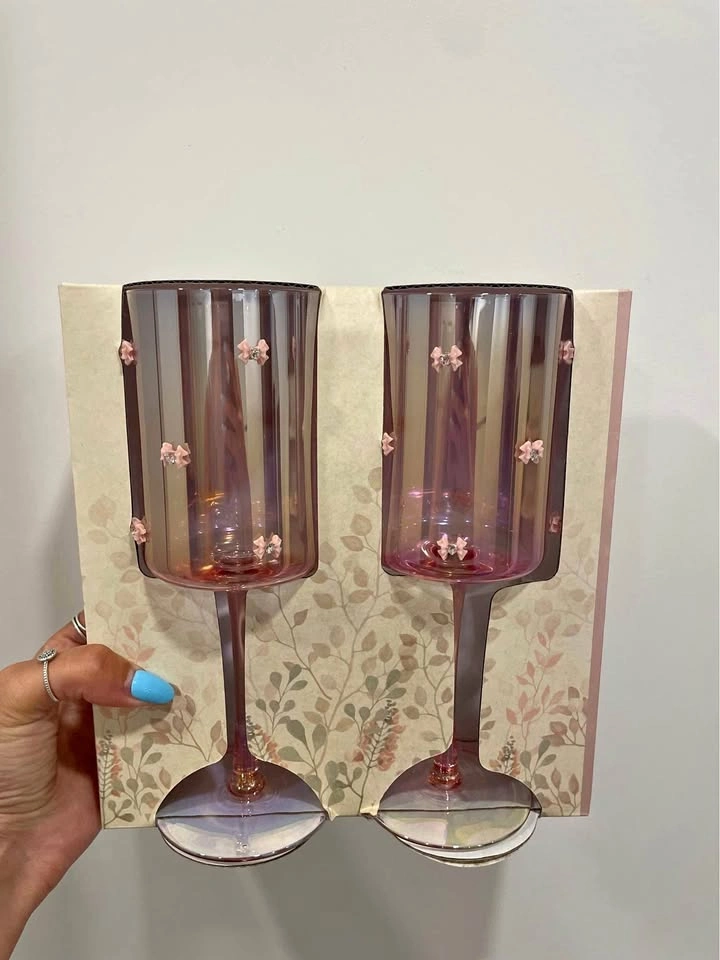 Set of 2 Wine Glasses with lil bows